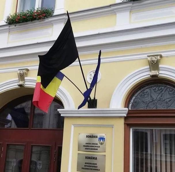 Steag negru arborat la Primaria Sfantu Gheorghe, Foto: Facebook - Alexandru Cumpanasu