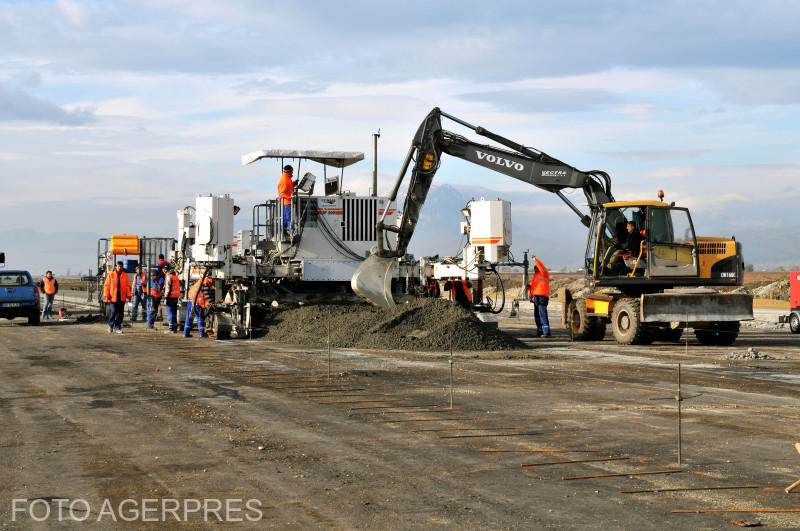 Lucrari de constructie la pista aeroportului Ghimbav, in 2013, Foto: AGERPRES