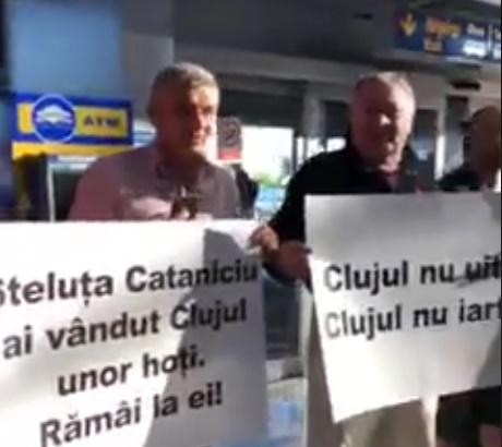 Protestatari la aeroportul din Cluj, Foto: Captura video Facebook