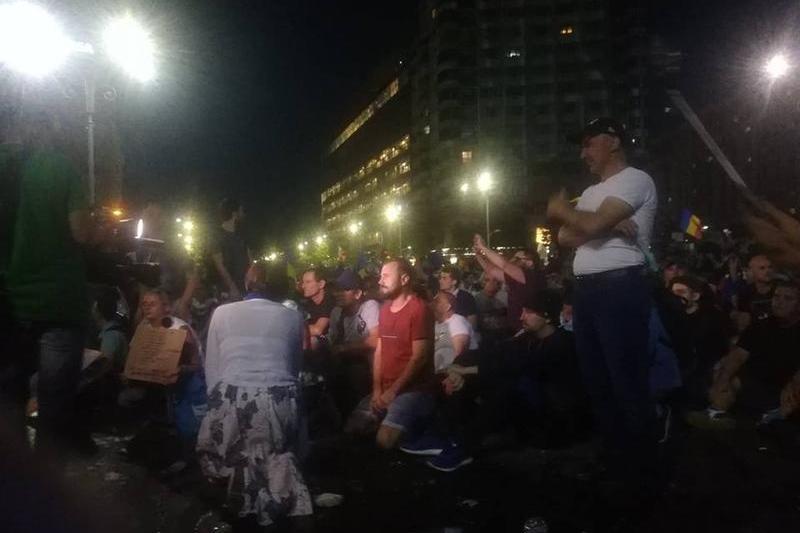 Protestatari, în genunchi, Foto: Hotnews