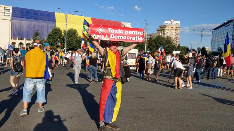 Rulota care a stat in Piata Victoriei, pe fundal, Foto: Hotnews