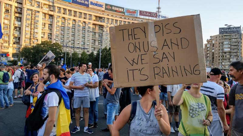 Mesaje protestatari. They piss on us, Foto: Hotnews