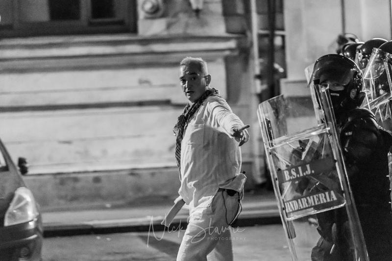 Barbatul in alb din Piata Victoriei, Foto: Facebook - Nck Stavre