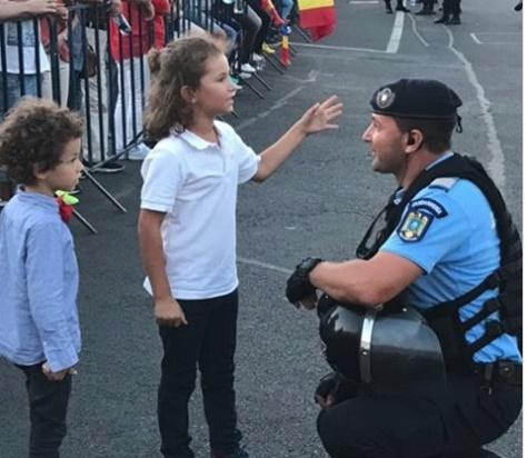 Jandarm discutand cu copiii la protest, Foto: captura Jandarmeria Romana - Facebook