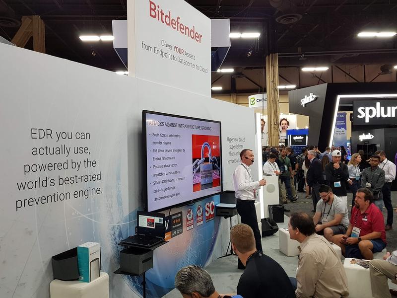 Prezentare la standul Bitdefender de la Black Hat, Foto: Hotnews