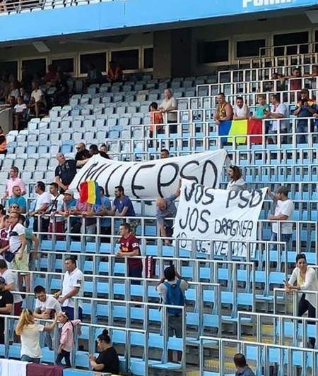Protest anti-PSD la meciul Malmo - CFR Cluj, Foto: cititor HotNews