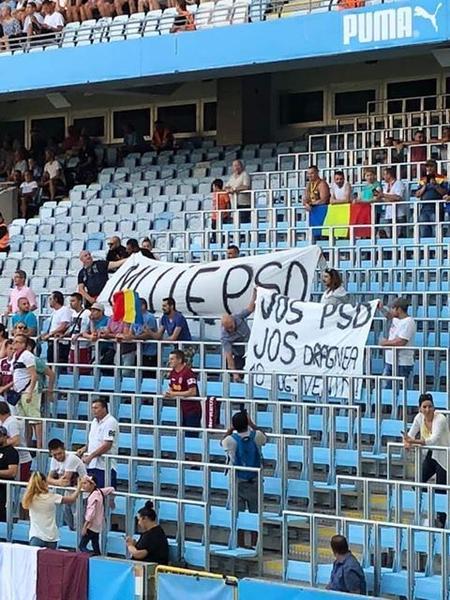 Protest anti-PSD la meciul Malmo - CFR Cluj, Foto: cititor HotNews