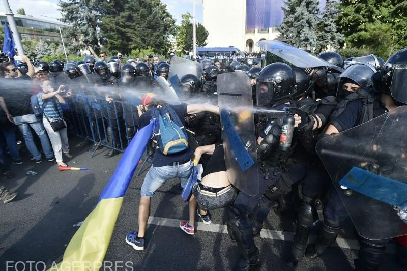 Gaze lacrimogene la protestul din 10 august, Foto: AGERPRES