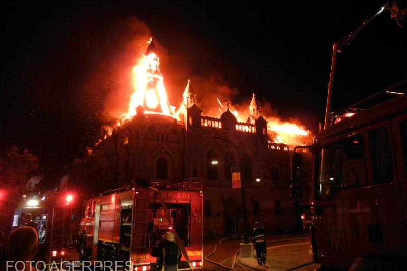 Palatul Episcopiei Greco-Catolice din Oradea, fost cuprins de flacari, Foto: Agerpres