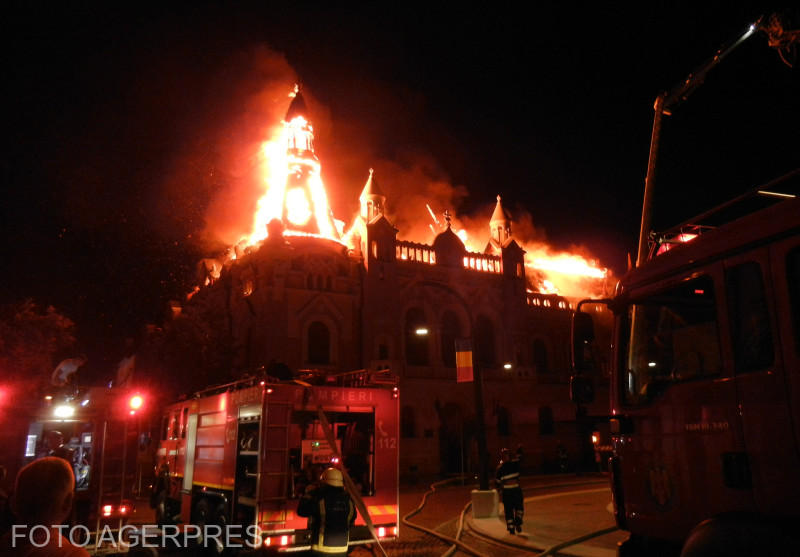Palatul Episcopiei Greco-Catolice din Oradea, fost cuprins de flacari, Foto: Agerpres