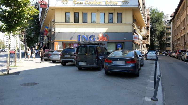 Masini parcate pe trotuar in Bucuresti, Foto: Hotnews