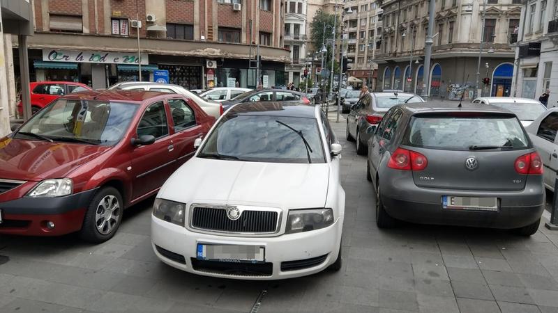 Masini parcate pe trotuar pe Calea Victoriei, Foto: Hotnews