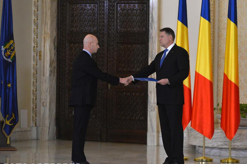 Nicolae Burnete, ministrul Cercetarii, si Klaus Iohannis, Foto: Agerpres