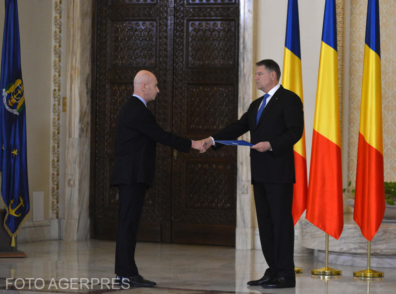 Nicolae Burnete, ministrul Cercetarii, si Klaus Iohannis, Foto: Agerpres