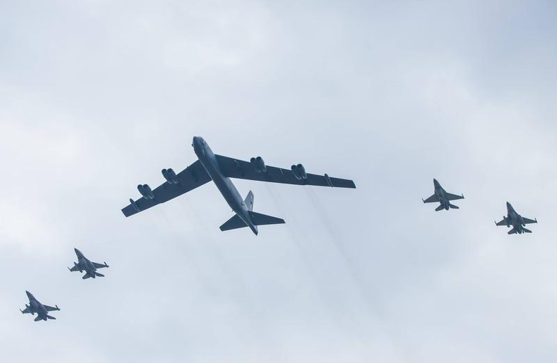 Bombardier B52 si avioane F16, Foto: Bogdan Pantilimon