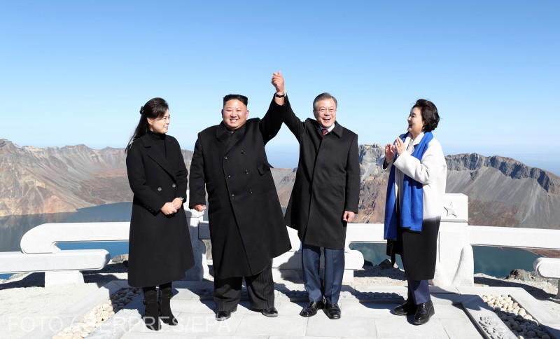 Kim Jong-un si Moon Jae-in pe Muntele Paekdu, Foto: AGERPRES