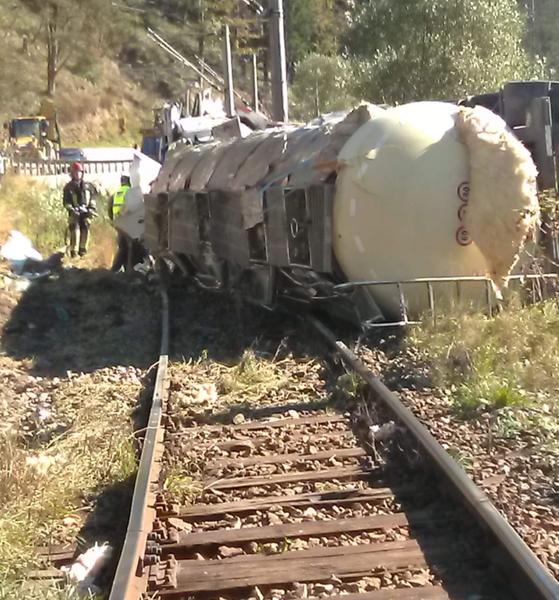 Autocisterna rasturnata in Suceava, Foto: CFR Infrastructura