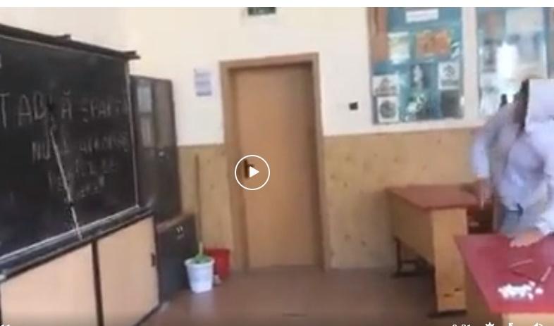 Elev spargand o tabla cu sabia, Foto: Captura video