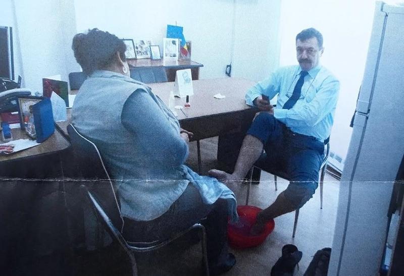 O femeie de serviciu ii face pedichiura sefului, Foto: Facebook/ Scandal de Gorj