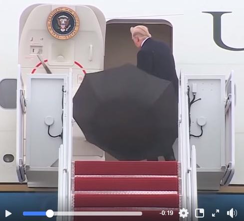Donald Trump si umbrela, Foto: Captura Facebook