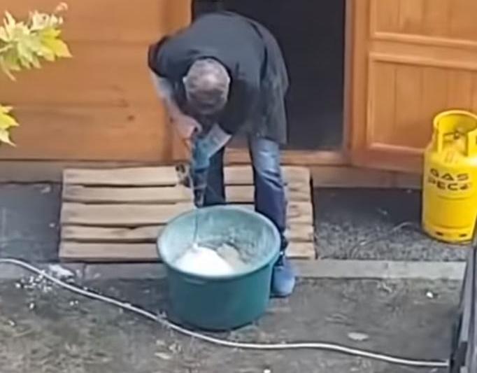 comerciant amestecand aluatul cu bormasina, Foto: Captura video