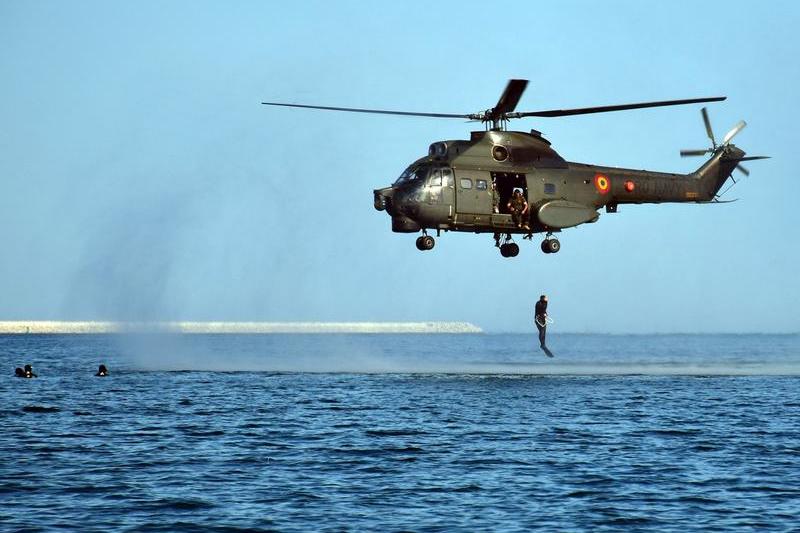 Scafandii militari lansati din elicopter, Foto: Fortele Navale Romane