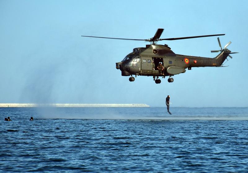 Scafandii militari lansati din elicopter, Foto: Fortele Navale Romane