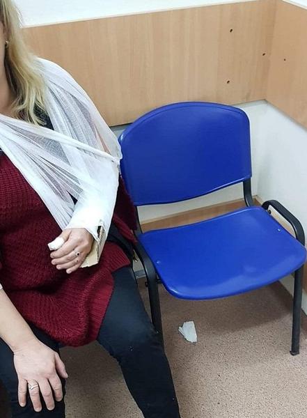 Mana fracturată fixată cu carton, Foto: Stiri de Cluj