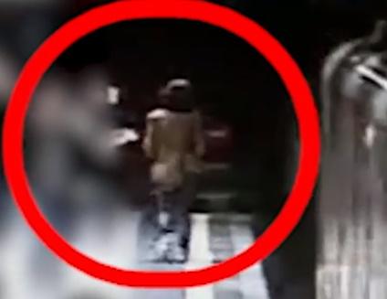 posibila tentativa de sinucidere la metroul din Milano, Foto: Captura video