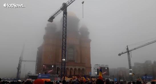 Fog covers cathedral during ceremony, Foto: Hotnews