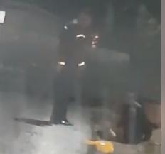 agent de paza lovind o persoana cu afectiuni medicale, Foto: Captura video