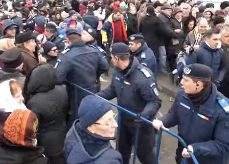 credinciosi si jandarmi la Catedrala Neamului, Foto: Captura video