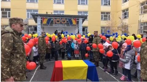 Militari la o scoala din Pitesti-copii cantand treceti batalioane, Foto: Captura video