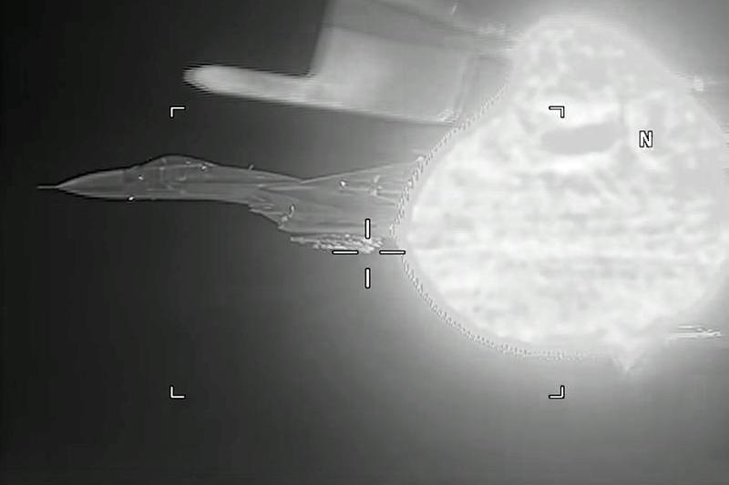 Avion de vanatoare rusesc SU-27, trece razant pe langa un avion militar american, Foto: Captura YouTube