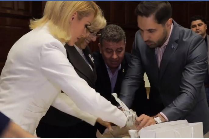 Cadou Firea, Foto: Captura video