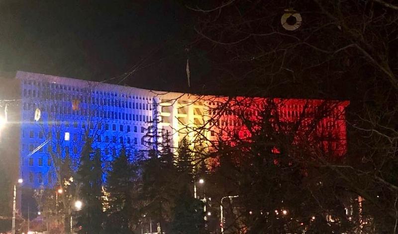Parlamentul R.Moldova, luminat in culorile drapelului romanesc, Foto: Facebook/ Daniel Ionita