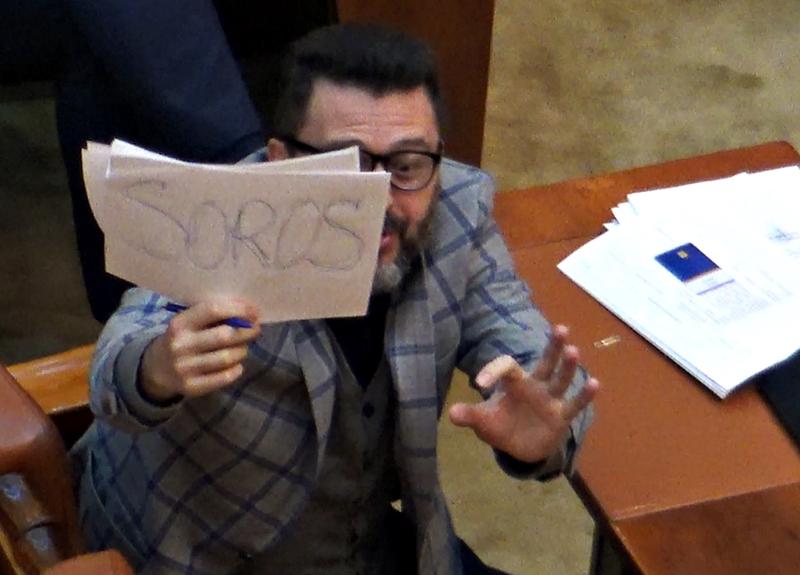 Protestul unui pesedist la motiunea de cenzura, Foto: Hotnews