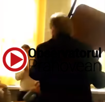 Profesor lovind cu scaunul un elev la o scoala din Ploiesti, Foto: Captura YouTube