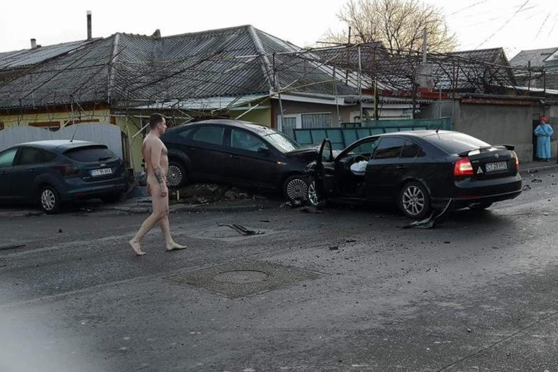 barbat dezbracat, Foto: replicaonline.ro