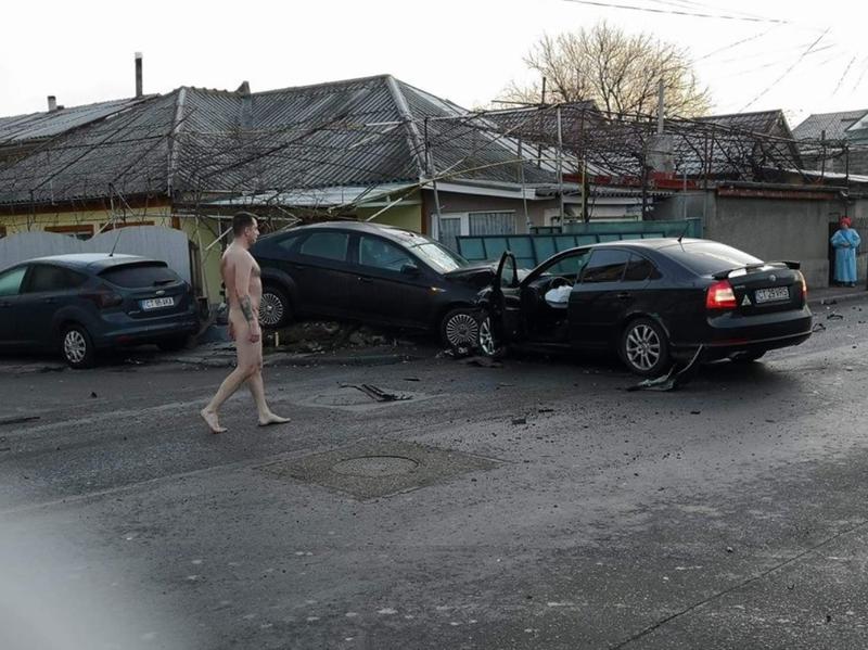 barbat dezbracat, Foto: replicaonline.ro