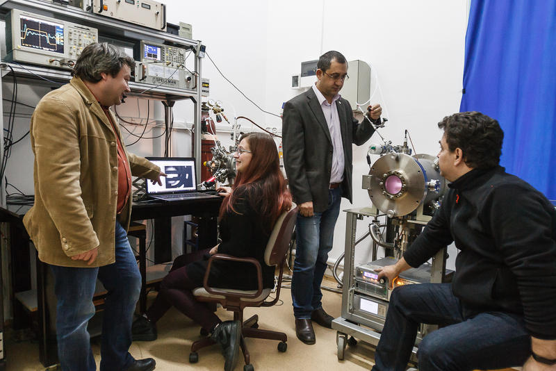 Echipa de cercetare care a lucrat la proiectul prafului interstelar artificial, Foto: Universitatea „Alexandru Ioan Cuza” din Iasi