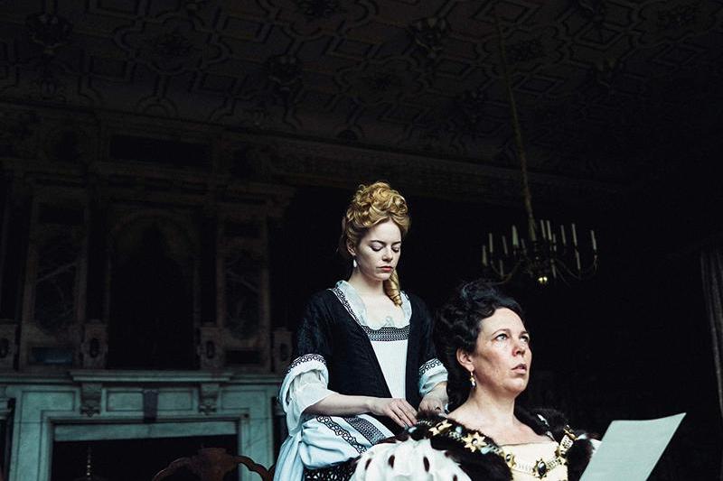 Emma Stone si Olivia Colman in The Favourite, Foto: Imdb.com