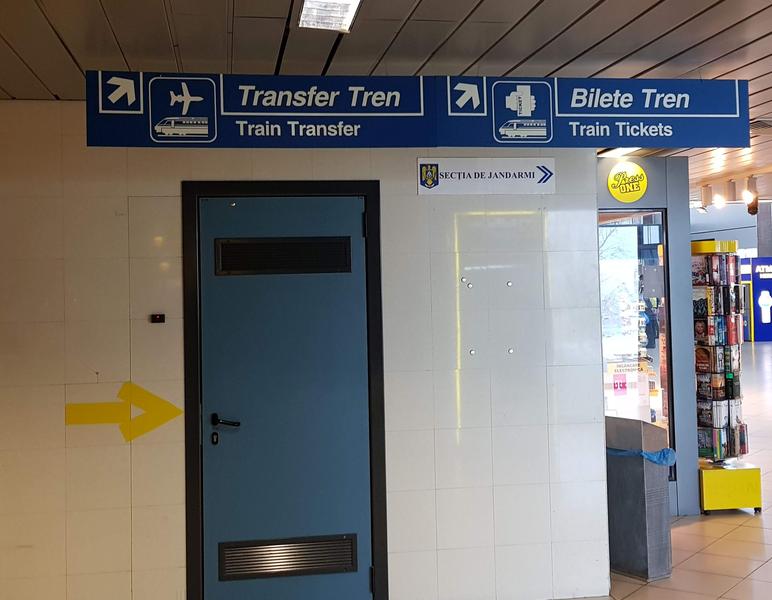 Indicatoare catre ”tren” la Aeroportul Otopeni, Foto: Hotnews