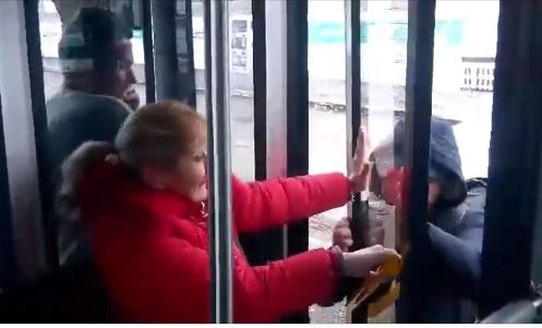 pasageri blocati in autobuz Otokar, Foto: Captura video