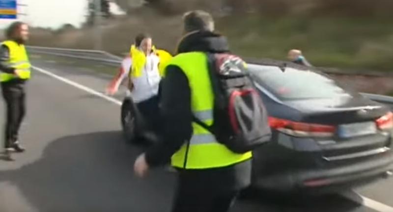 taximetrist luat pe capota unei masini la un protest in Spania, Foto: Captura YouTube