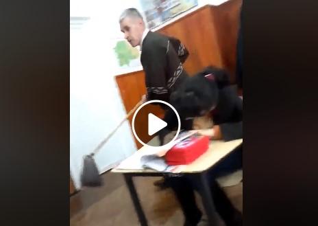 Profesor alearga cu mopul un elev, Foto: Captura video