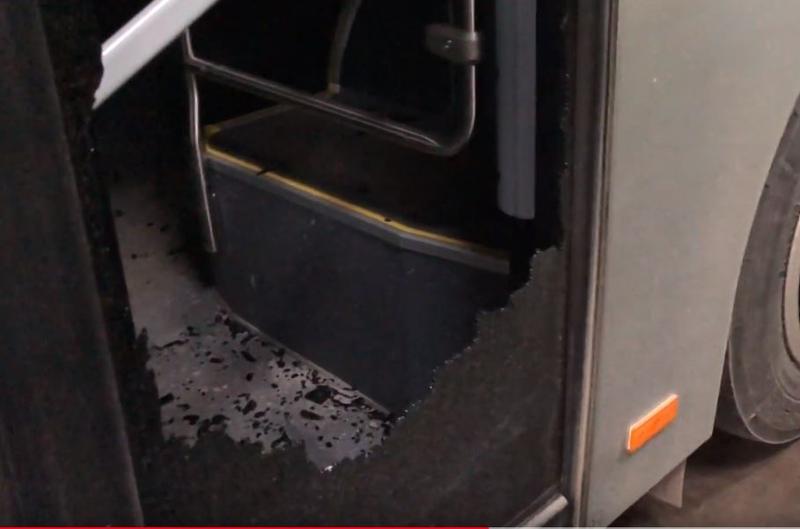 Autobuz cu geamuri sparte, Foto: Captura YouTube