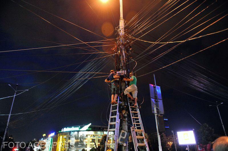 Coborarea cablurilor in reteaua Netcity, Foto: AGERPRES