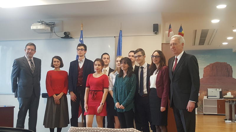 Ambasadorul Hans Klemm şi studenţii, Foto: Hotnews