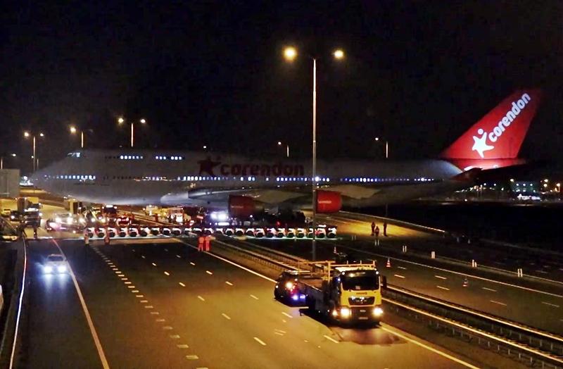 Boeing 747 traverseaza o autostrada, Foto: Captura YouTube